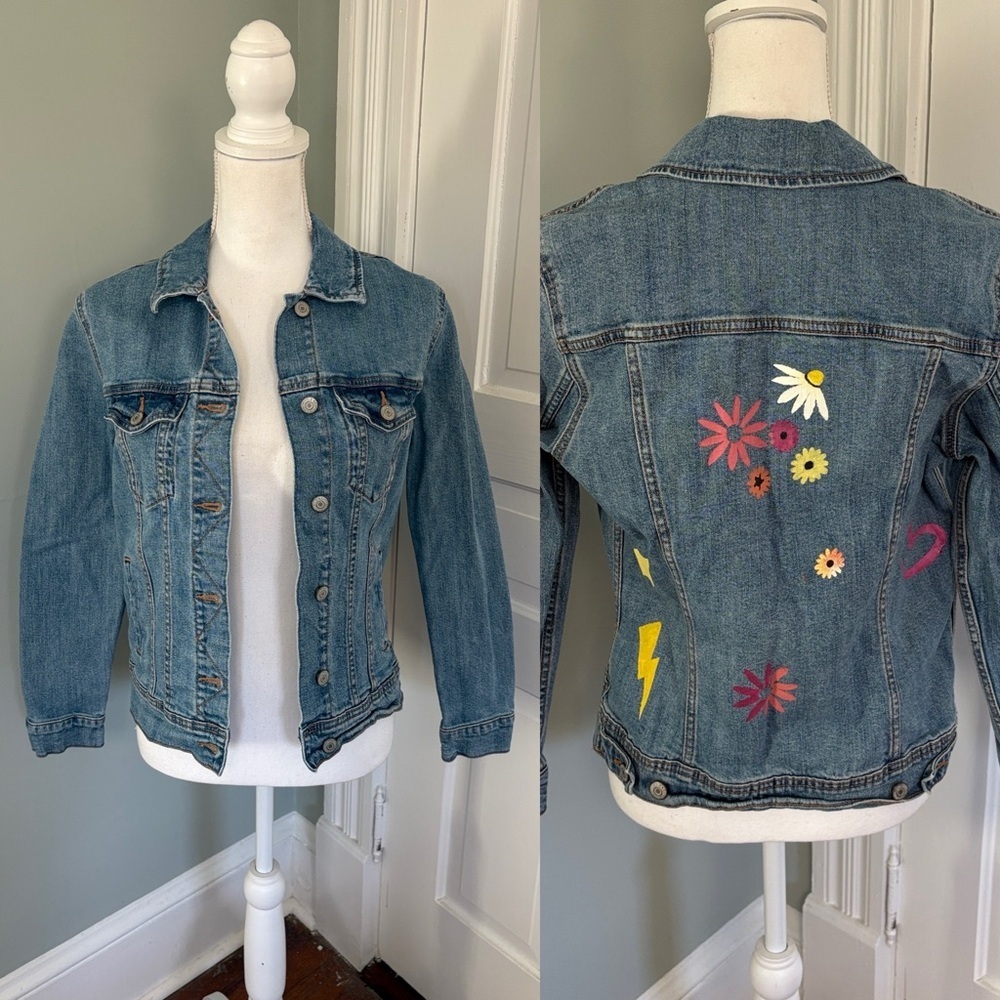 Old Navy Classic Jean Jacket Medium Wash Painted Floral‎ Back Size Small
